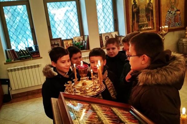 2018-10-13 Ученики школы №2 в храме Петра и Февронии