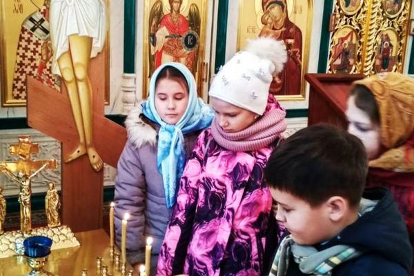 2018-10-13 Ученики школы №2 в храме Петра и Февронии